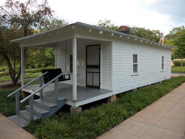 tupelo ms tourists have new restaurant to dine at near elvis birthplace